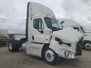  Salvage Freightliner Cascadia 1