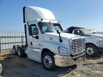  Salvage Freightliner Cascadia 1