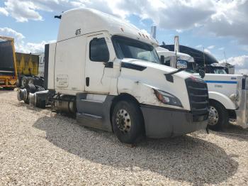  Salvage Freightliner Cascadia 1