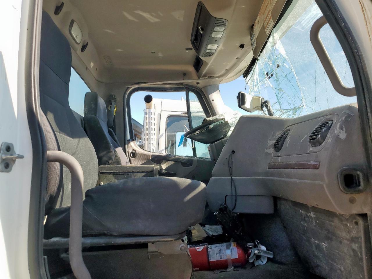 Freightliner 114sd Image 5